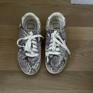 snake skin patterned Dolce Vita shoes, Women’s size 8.5, new condition